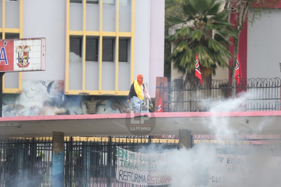 Universitarios se enfrentan con antidisturbios; reabren la vía Transístmica