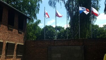 Bandera de Panamá ondea en el museo de Auschwitz durante visita de Varela