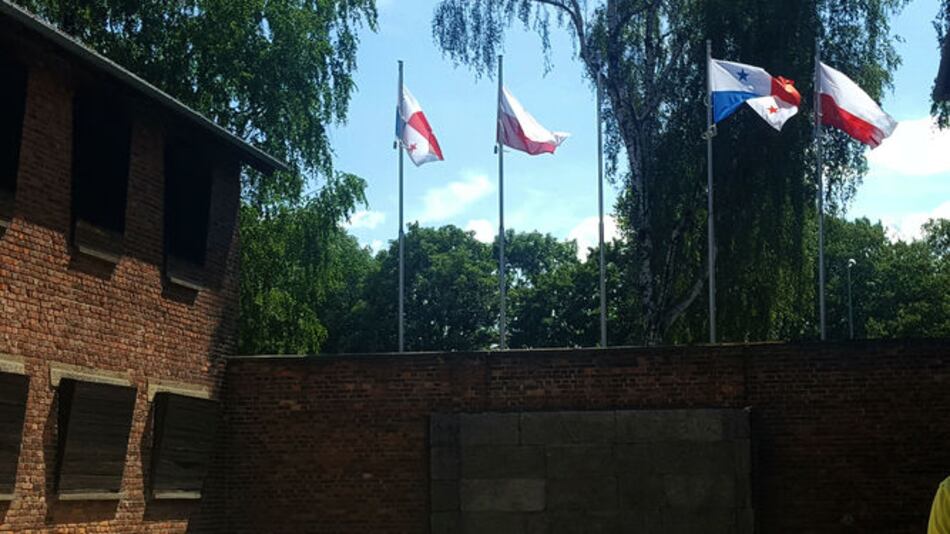 Bandera de Panamá ondea en el museo de Auschwitz durante visita de Varela