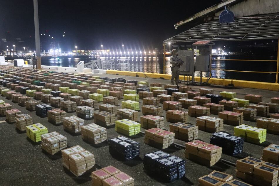Decomisan cerca de 13.5 toneladas de droga en aguas del Pacífico panameño; la carga está valorada en $200 millones