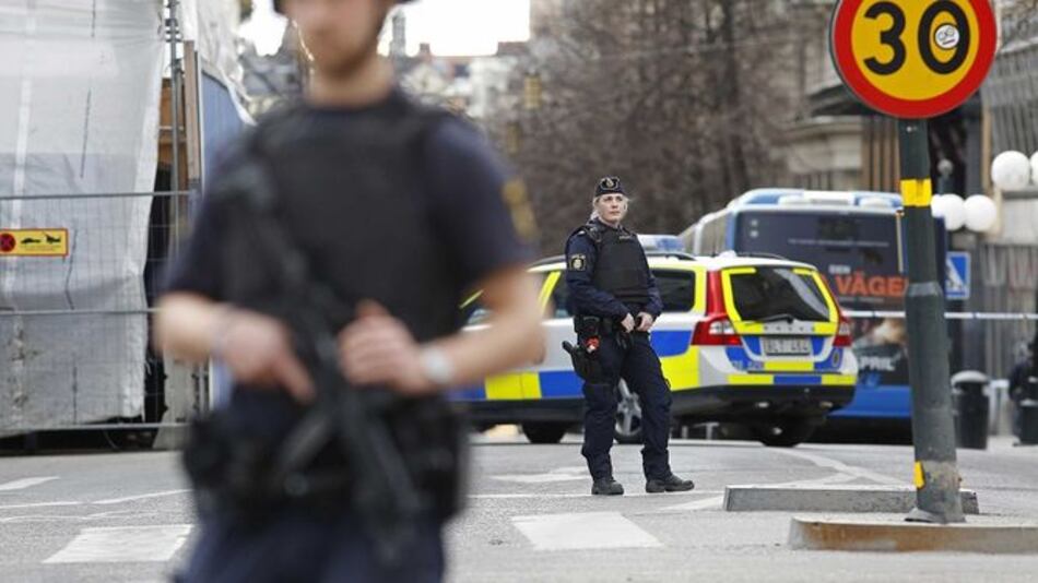 Uzbeko es el sospechoso de impactar camión contra transeúntes en Estocolmo