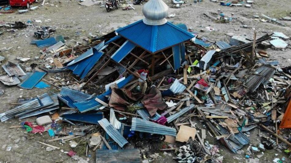 Entierros en masa en Indonesia tras el sismo y el tsunami