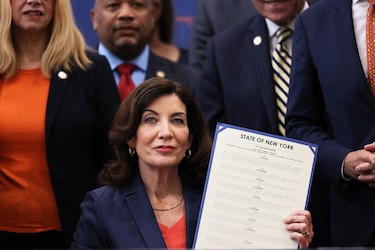 Nueva York prohíbe venta de armas semiautomáticas a menores de 21 años