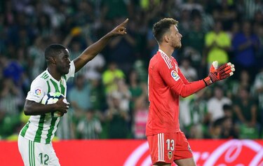 Valencia vence al Betis en un partido loco y es segundo