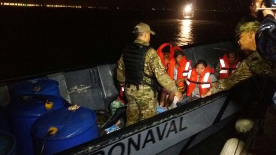 Rescatan a 29 personas tras naufragio de embarcación en la bahía; hay un desaparecido