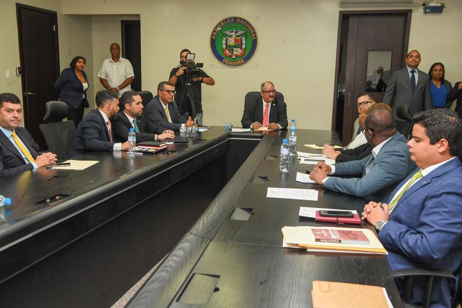 Primer reclamo de RM por las comisiones legislativas; Asamblea aplaza las reuniones