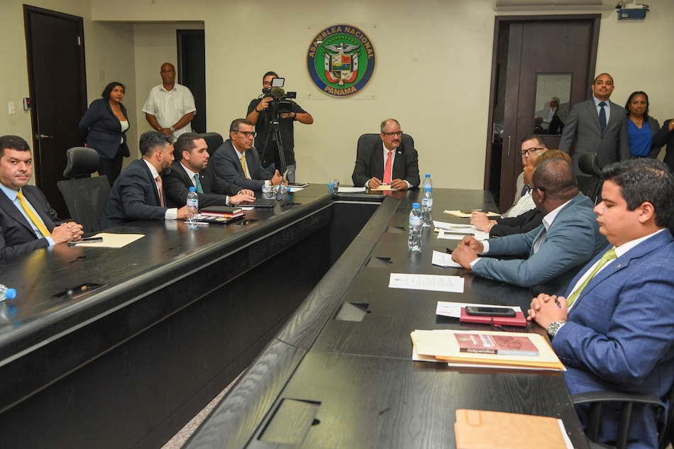 Primer reclamo de RM por las comisiones legislativas; Asamblea aplaza las reuniones