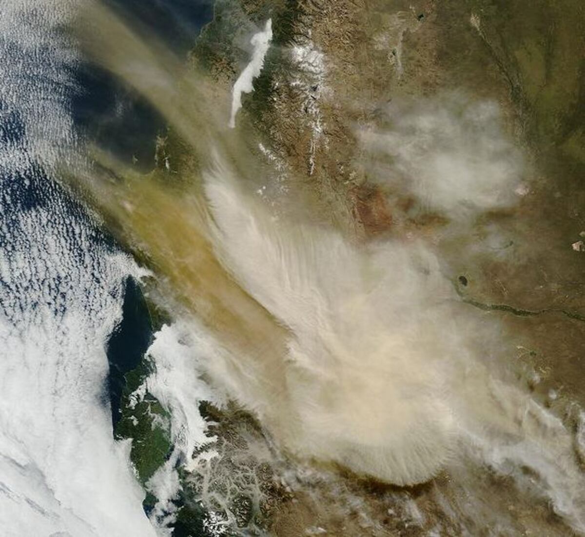Erupción del volcán Calbuco mantiene alerta al sur de Chile y Argentina