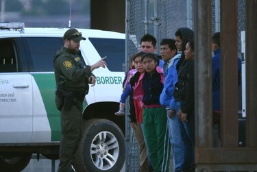 Los arrestos de migrantes en la frontera de Estados Unidos disminuyeron un 40% en enero