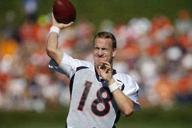 Broncos ponen en práctica otra estrategia con Peyton Manning