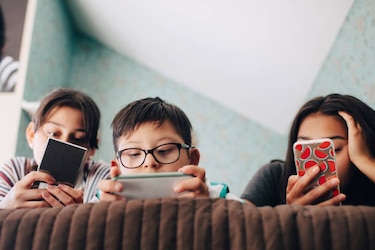 Cómo detectar y eliminar aplicaciones espía en el celular de tus hijos