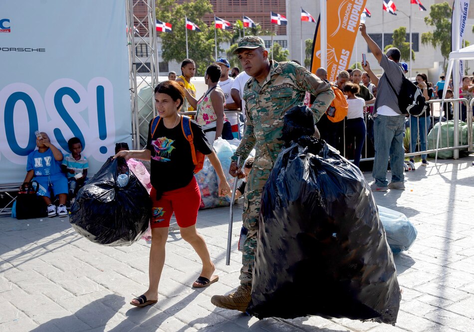 Miles de personas entregan plásticos a cambio de útiles escolares en República Dominicana