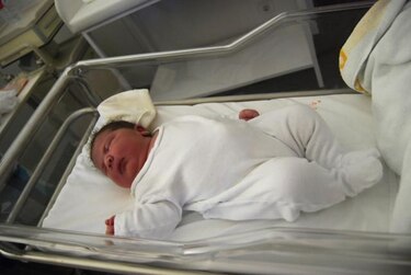 Bebé más grande de España no le cabe la ropa, dice su padre colombiano
