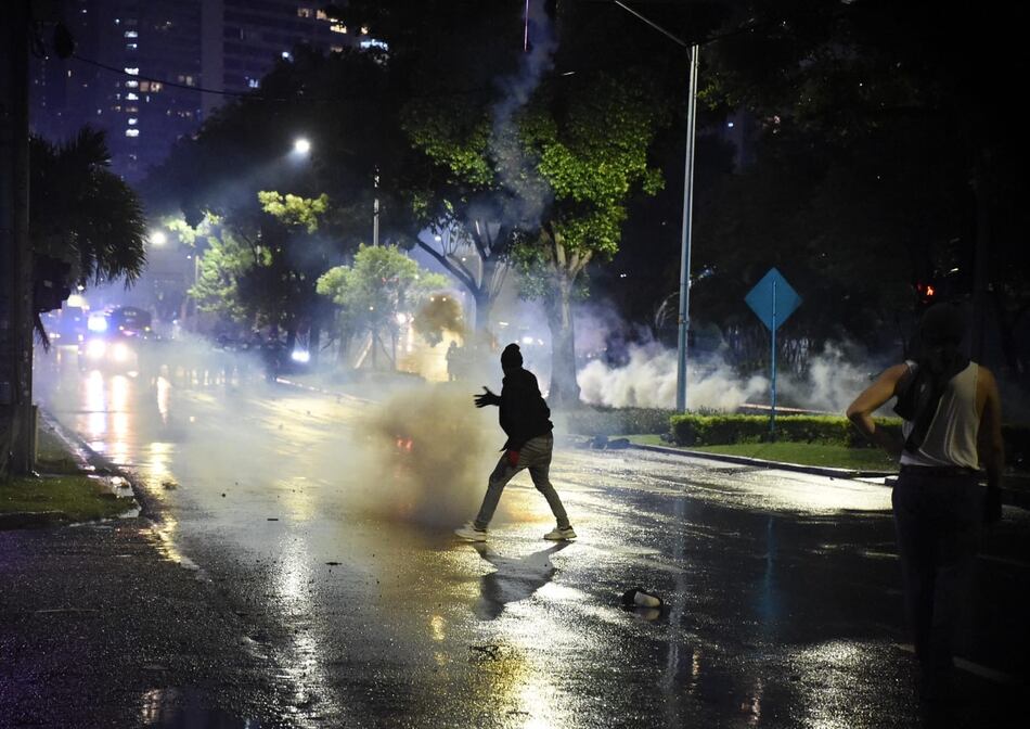 La Policía afirma que trabaja para identificar al hombre que lanzó disparos al aire en medio de la marcha del jueves
