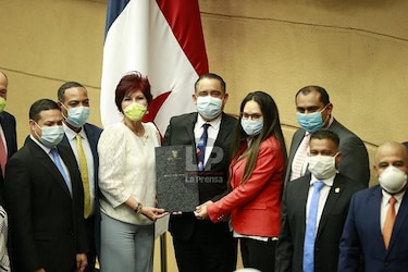 Aprueban en tercer debate ley que obliga a bancos a consolidar deudas