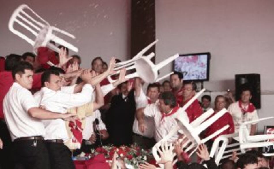 Revuelta empaña acto político