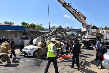 Madre e hija se salvan de morir aplastadas por un poste en Santiago