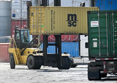 Entra en vigor el arancel del 10% decretado por Trump para todas las importaciones de Estados Unidos