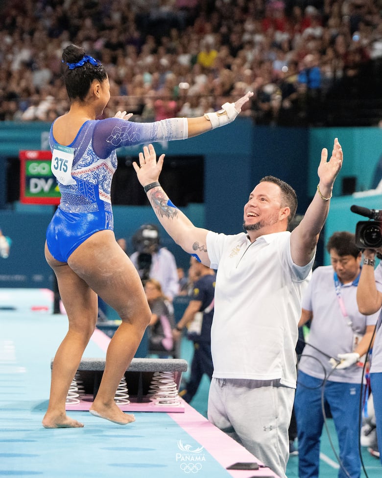 Carlos Gil Hernández: El entrenador detrás del éxito olímpico de Hillary Heron