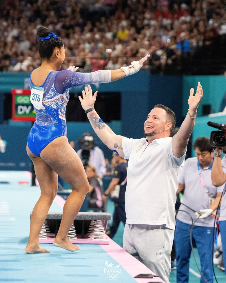 Carlos Gil Hernández: El entrenador detrás del éxito olímpico de Hillary Heron