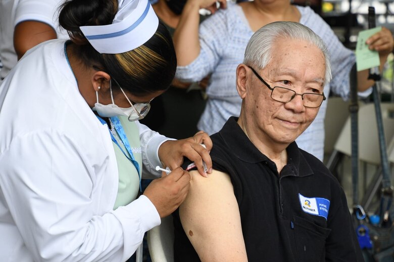 Cientos de personas acuden a vacunarse en el Parque Omar; este sábado continúa la jornada