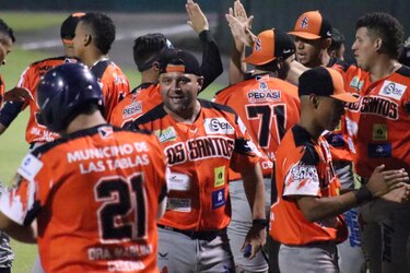 Los Santos deja en el camino a Coclé y regresa a la final del béisbol mayor