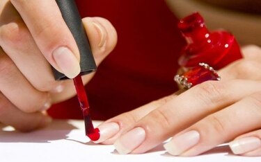 Esmaltes de uñas: los compuestos TPO y DMTA quedan vetados en toda la Unión Europea