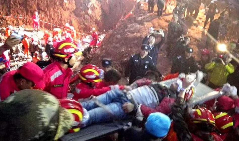 Rescatan a hombre con vida tras 60 horas bajo alud