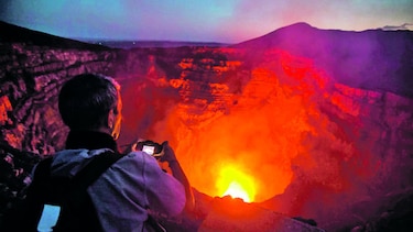 Turismo y lava volcánica