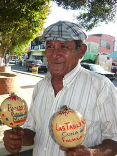 Construyen maracas para la venta en Las Tablas