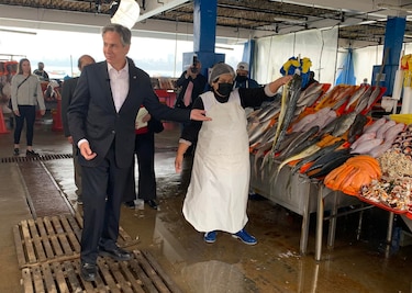 Blinken desayuna en mercado de pescado de Perú para criticar la pesca ilegal