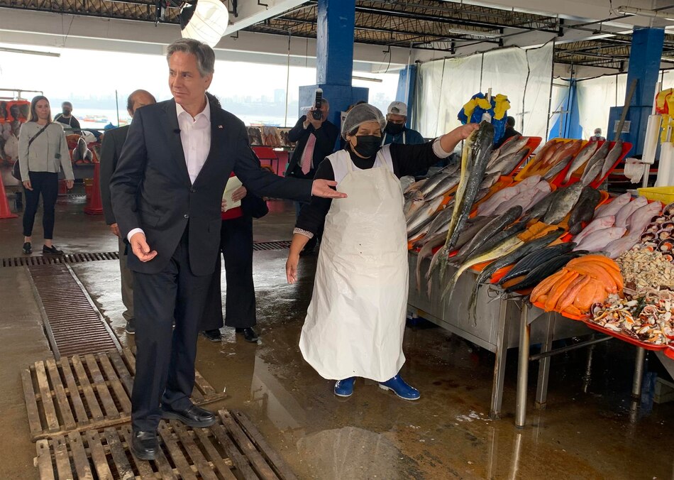 Blinken desayuna en mercado de pescado de Perú para criticar la pesca ilegal