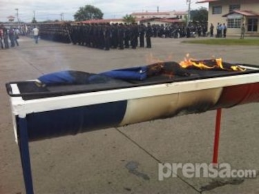 Policías realizan ceremonia de quema de banderas