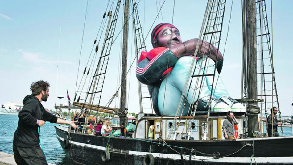 La obra ‘Refugiado inflable’ llega a Copenhague