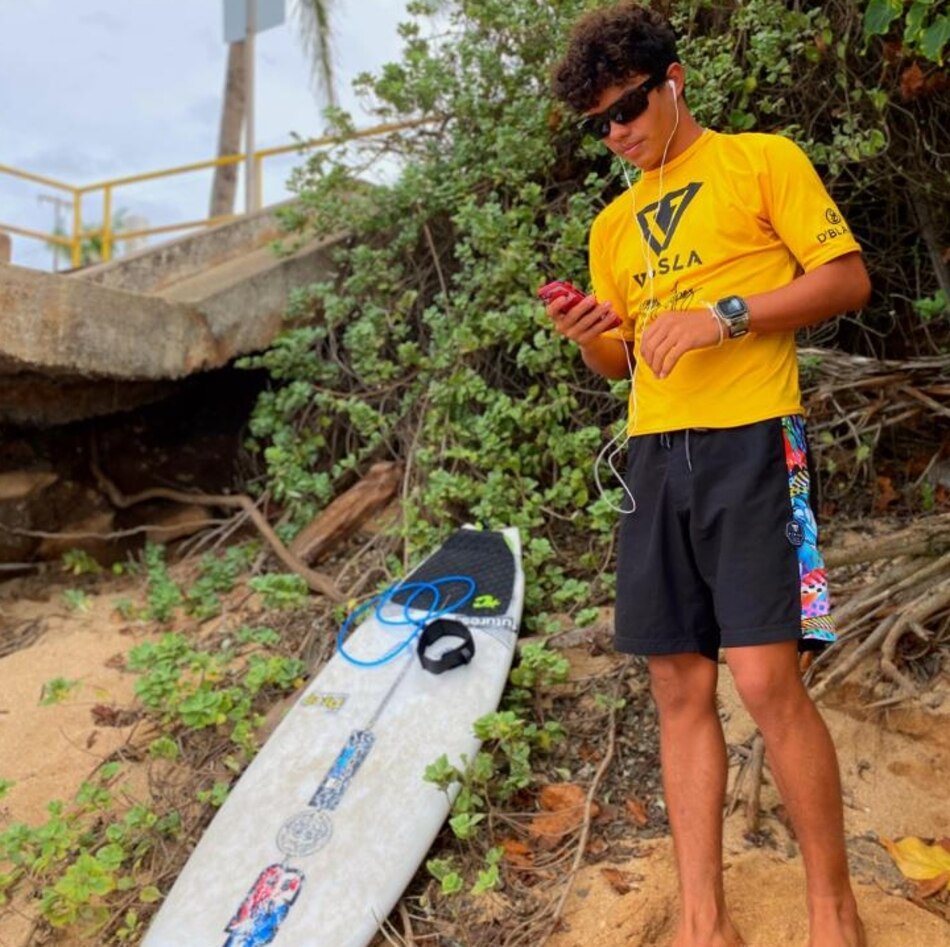Panameño Izzy Elizondo gana competencia de surf en Hawái