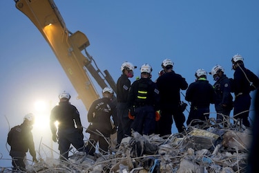 Suben a 86 los muertos en el derrumbe de un edificio en Miami; 43 siguen desaparecidos