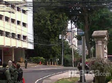 Bomberos llegan a la torre ADR tras evacuación del inmueble