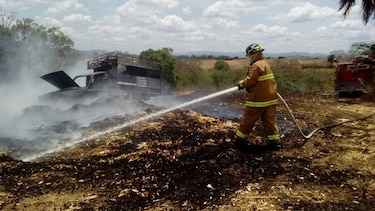 Incendio consume un camión de carga  y parte de una finca