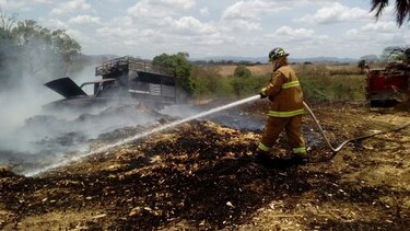 Incendio consume un camión de carga y parte de una finca