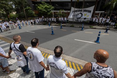 Aficionados hacen vigilia y oran por la salud de Pelé