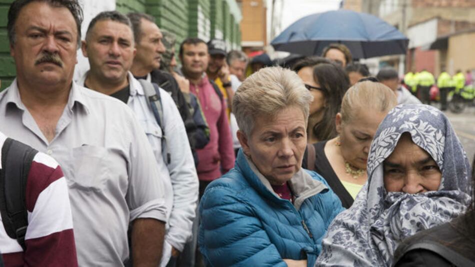 Abren mesas de votación para presidenciales en Colombia