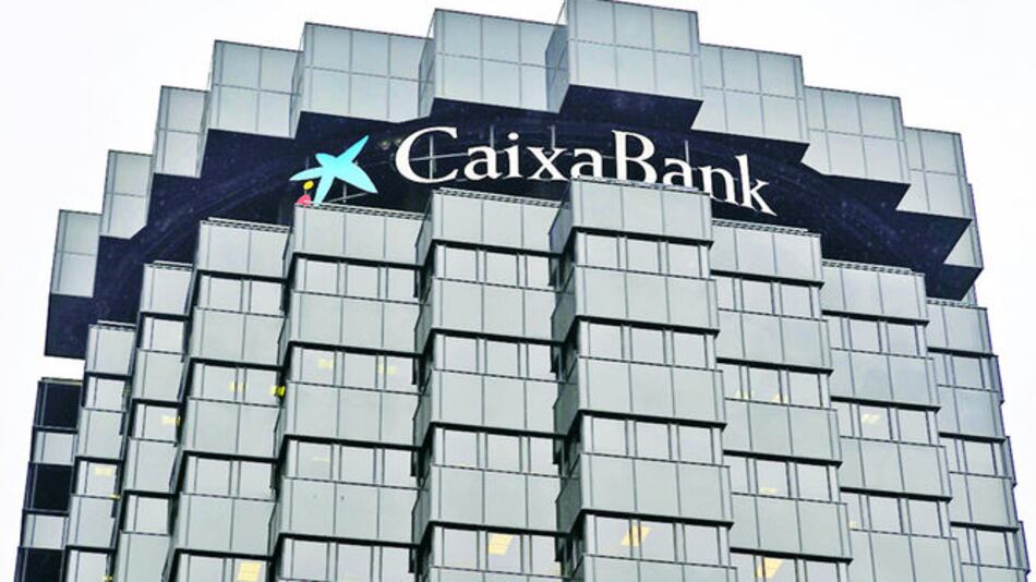 CaixaBank va por banco luso
