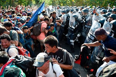 Antimotines de México detienen a cientos de migrantes de la caravana 2020