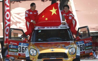 Primer accidente en el Rally Dakar; espectadores resultan heridos