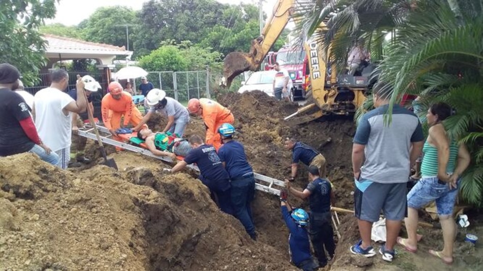 Bomberos rescatan a padre e hijo tras quedar atrapados en excavación en Las Tablas