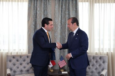 Kevin Cabrera presenta sus credenciales ante la Cancillería panameña como embajador de EUA