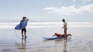 Olas del Pacífico atraen a surfistas