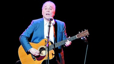 Paul Simon y Tom Morello tocan contra la pobreza