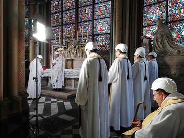 Notre Dame de París fue escenario de su primera misa tras el incendio