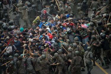 Fuerzas de seguridad frenaron caravana migrante en Guatemala con gas lacrimógeno y palos